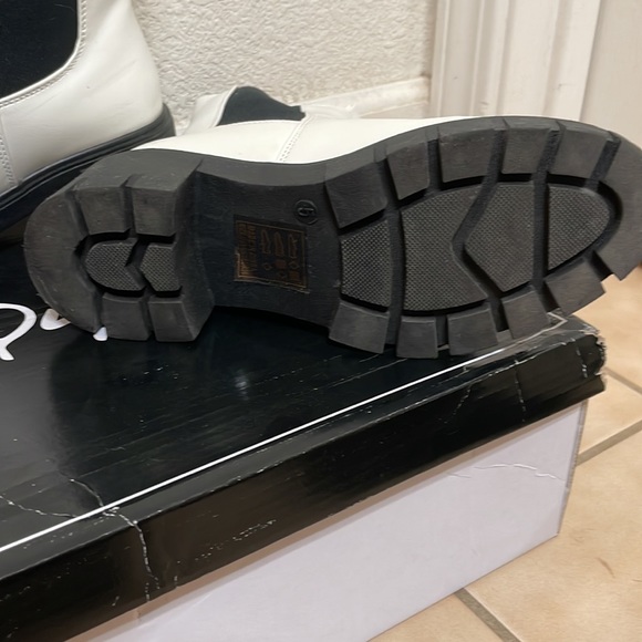 Qupid size 5 white chelsey boots - Picture 3 of 5